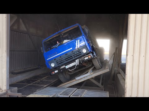 Видео: Разгрузка бортового Камаза на подъёмнике! Застрял в поле. Обновки в кабине. Уборка 2025! 