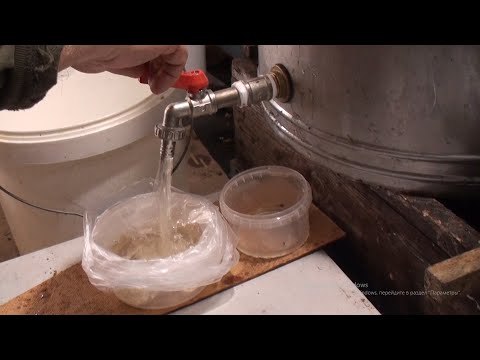 Видео: В гостях у пасічника: дядя Міша і СТИМУЛЮЮЧА ПІДКОРМКА у вересні - жовтні