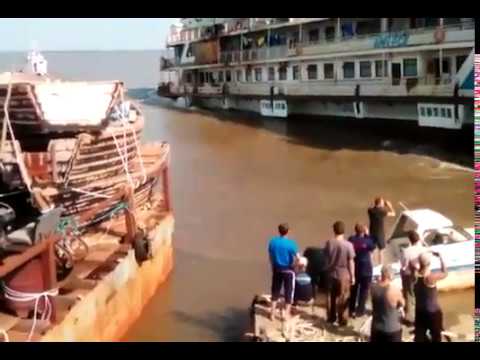 Видео: Столкновение буксира с речным пассажирским теплоходом и его опрокидывание и затопление