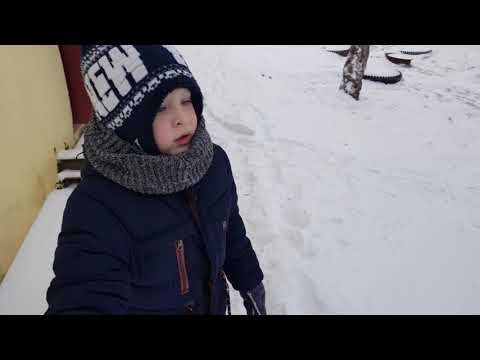 Видео: Запуск трактора зимой  Чистим снег