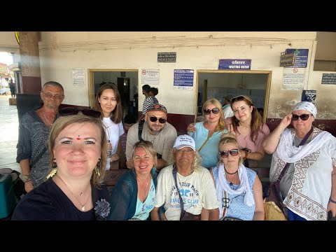 Видео: Уезжаем большой компанией в Гокарну. ЖД станция Мадгаон. Лена напекла пирожков в дорогу. Гоа 2025.