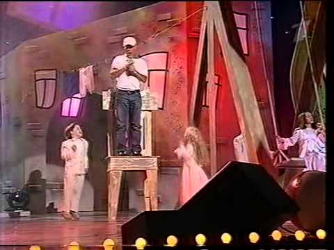 Видео: О.Газманов и " Непоседы " - Детство моё...ВЗиД 2002 год.