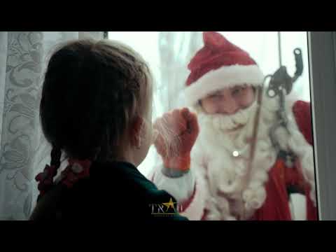 Видео: В Николаеве Дед Морозы спустились с крыши детской больницы и поздравили детей