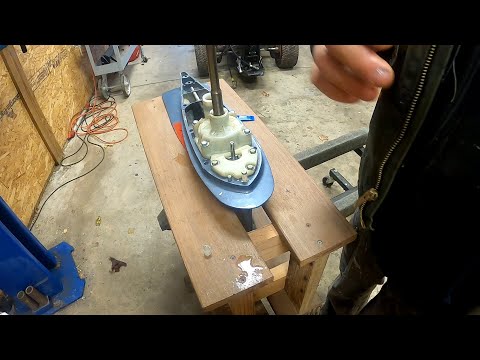 Видео: Как заменить водяной насос на подвесном моторе Yamaha 4.2 л 225 250 300 л.с.