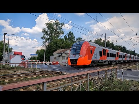 Видео: Железнодорожный переезд с двумя шлагбаумами  - обычным и противотаранным / Часть 1