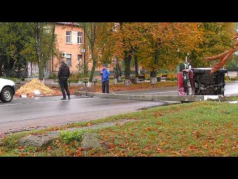 Видео: ДТП в Семенівці: дуель стовпа і "жигуля".