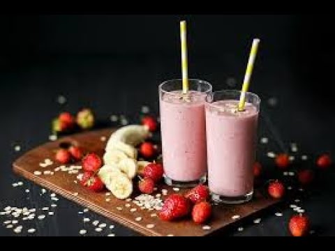 Видео: Молочный коктейль с клубникой и бананом.  Молочний коктейль з полуницею та бананом.
