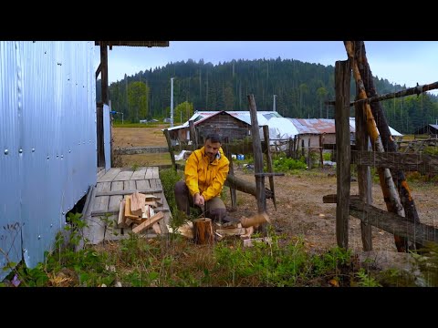 Видео: Я попал под сильный ливень и укрылся в заброшенной хижине.
