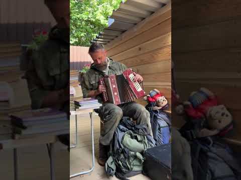 Видео: В один голос - В саду при далине я розы рвала.