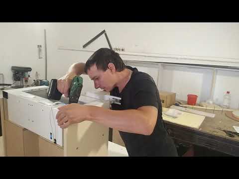 Видео: Как крепится вытяжка в навесной шкаф.