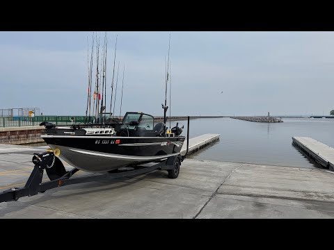 Видео: Одна из ЛУЧШИХ 18-футовых лодок для озера Мичиган! — Alumacraft Voyageur 175 Sport