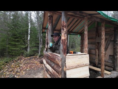 Видео: Как я СТРОЮ ПРЕДБАННИК из ветровала в лесу. Получается красивый балкончик.