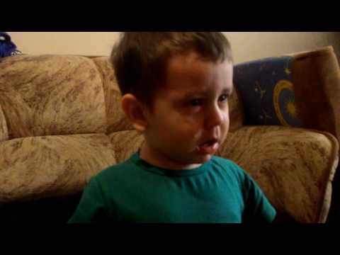 Видео: Сынок смешно чихает