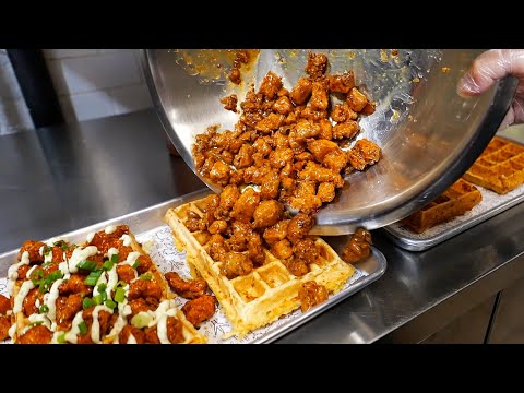 Видео: Американская еда - Лучшая жареная курица с попкорном и вафли в Нью-Йорке!