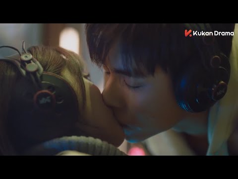 Видео: В замкнутом пространстве они не могут не страстно поцеловаться.