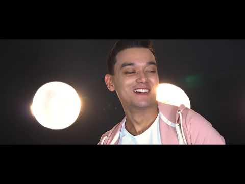 Видео: Molutzhan Tokhtakhunov  "Uyghur ismi" Молутжан Тохтахунов Режиссер: Аркен Абдуважитов