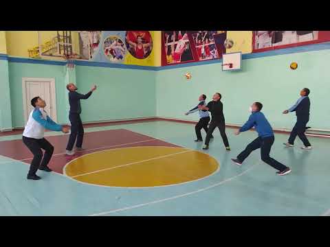 Видео: ВИДЕО САБАК №9. Волейболдо топту эки колдоп ылдыйдан кабыл алуу жана узатуу.