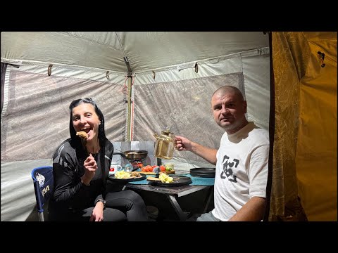 Видео: На берегу водохранилища в палатке с печью. Илья Банацкий в прямом эфире