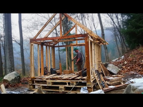 Видео: Мужчина Строит Дом из БРОШЕННЫХ ПОДДОНОВ Посреди Леса | @lesnoy_craft8607