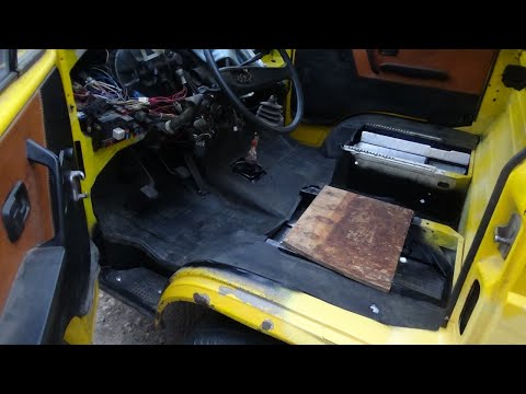 Видео: Збираю салон спереду - коврики, пластилін, гайки коврів, педаль газу.