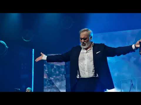 Видео: Валерий Меладзе - Иностранец (Helsinki Jäähalli 13.03.25)