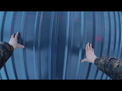Видео: устанавливаем профлист на забор, крепление заклепками или на саморезы, выбор за вами.