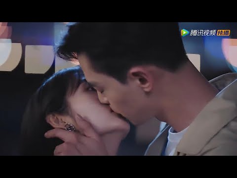 Видео: Босс ревнует. Он дразнит Золушку и просит её сделать ему искусственное дыхание.