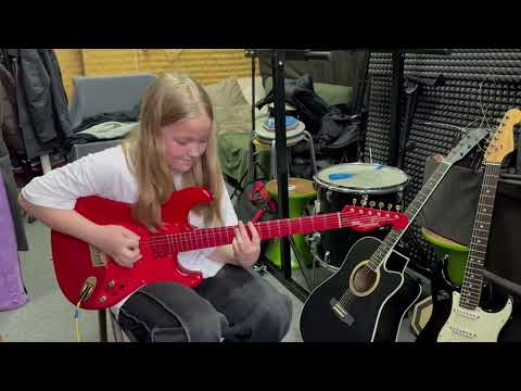 Видео: Девочка играет Master of Puppets исполнителя (группы) Metallica 