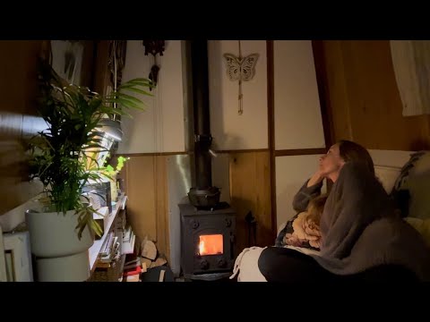 Видео: В объятиях уюта осени, проведенной вдали от цивилизации, на моем узком плавучем доме