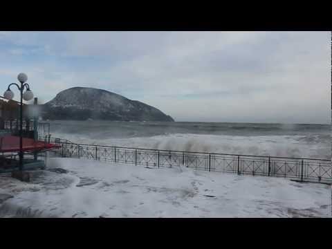 Видео: Семибалльный шторм в Гурзуфе