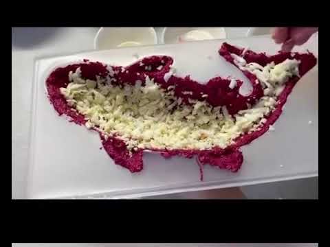Видео: Селёдка под шубой в форме рыбы Новый Год уже близко форма рыбы салат без желатина не заливной салат