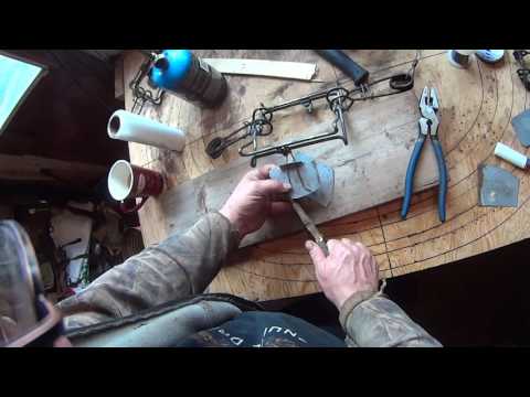 Видео: Как сделать крючки для сковородок для норки