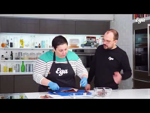 Видео: Как чистить селедку