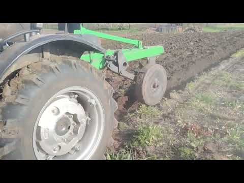 Видео: Оранка на міні тракторі, плугом Бомет 2-30..