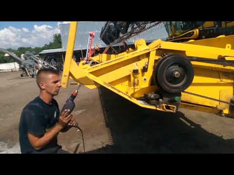 Видео: Комбайн New Holland CR 9.80. Установка боковых ножей для уборки рапса.