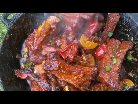 Видео: Свинні ребра в казані