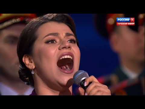 Видео: Софья Онопченко «Поклонимся великим тем годам» (муз. А. Пахмутовой, сл. М. Львова)