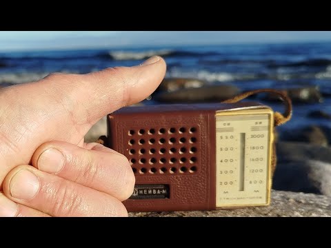 Видео: Три неисправности радио крохи "Нейва М" и обзор ночного радиоэфира