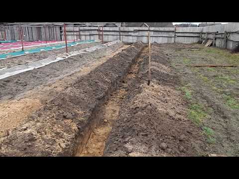 Видео: Что кладу в траншею. Посадочное место для винограда.