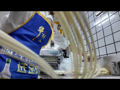 Видео: Безумная говяжья лапша! От лапши рамэн ручной работы до шашлыка из баранины на гриле