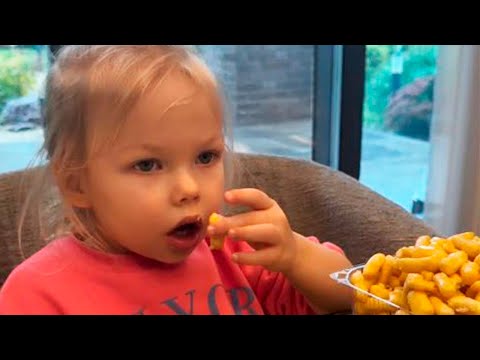 Видео: Всегда голодная! Анюта Орлова уплетает за обе щеки баурсак с сырником