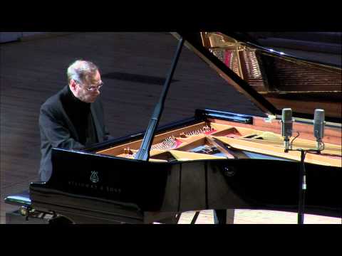 Видео: Чайковский. «Подснежник» - Леонид Чижик