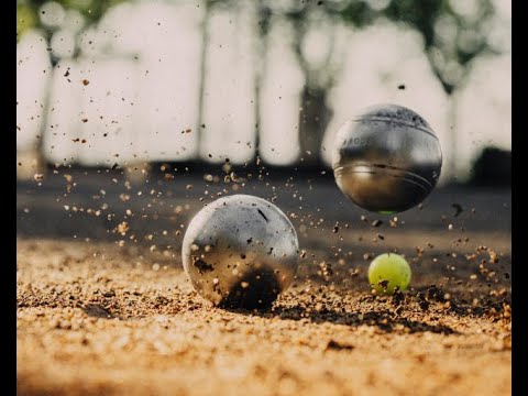 Видео: Игра в Петанк - королева Прованса