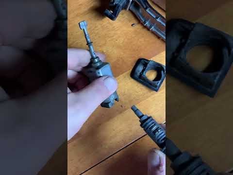 Видео: Заклинило личинку ручки Мерседес w140