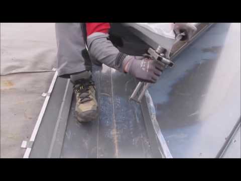 Видео: Фальцевая кровля г.Псков ( 9 серия )(подводка к ендове)