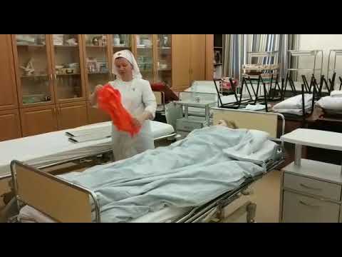 Видео: Перемещение с кровати на каталку при помощи скользящей простыни