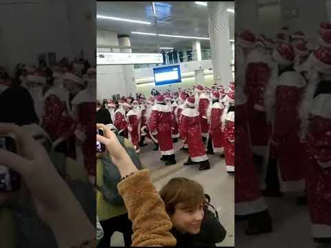 Видео: Классный танец толпы Дед Морозов под ANNA ASTI "Звенит январская вьюга"! #annaasti #trending #viral