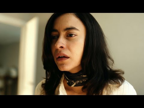 Видео: Она думала, что ее муж идеален, пока он не надел маску гориллы и не показал, кто он на самом деле