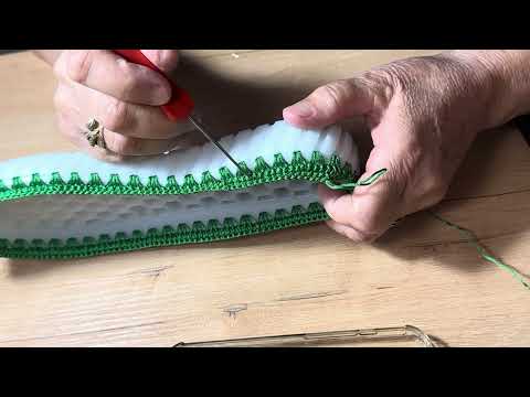 Видео: Аяқ киім тоқу кручокпен Вязание тапочки с кручком Макасидің жеңіл тоқылу жолы