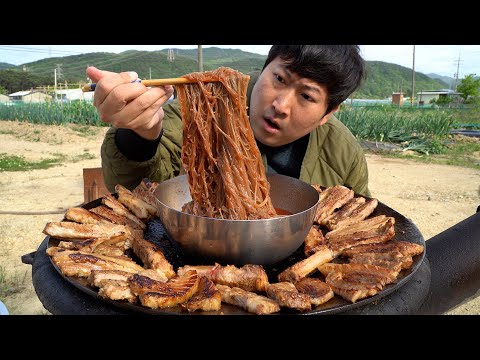 Видео: Горячий дьявольский острый Naengmyeon (холодная лапша) - шоу еды Мукбан.
